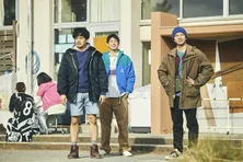 仲良しの増子直純“益夫”と荒川良々“初太郎”、ひょんなことから互いの妻を取り違えてしまう<季節のない街>