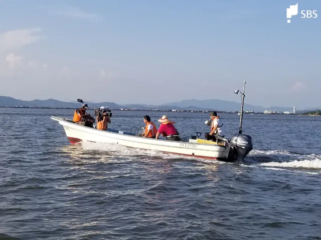 ANZEN漫才・みやぞん、あらぽんが岡山でウナギ漁。仕掛けに出るところ