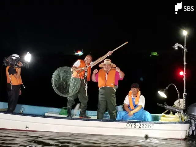 夜の海でうなぎ漁に挑むみやぞん・あらぽん