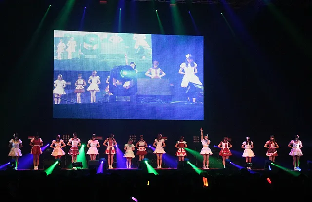 ステージに姿を見せた両グループのメンバー計15人は、まずFES☆TIVEの「マジカルパレード」を歌唱