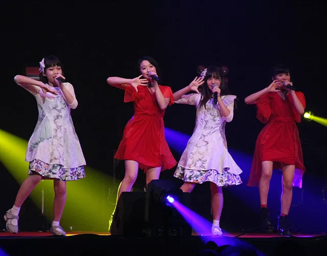 東京女子流との共演を喜んだ、sora tob sakana・まなちゃん(山崎愛、右から2人目)