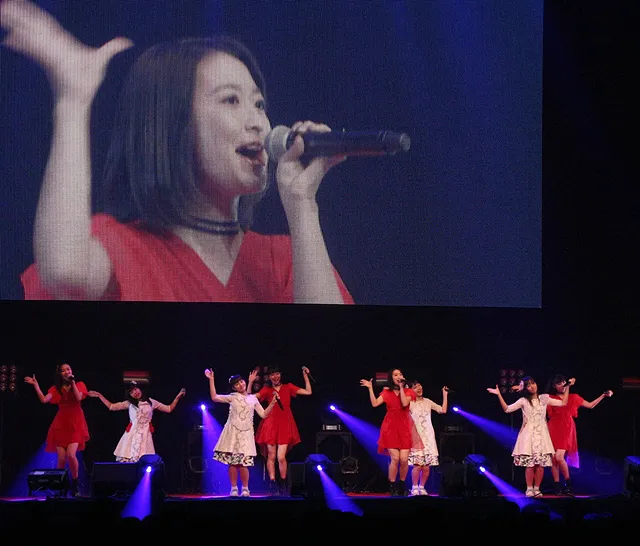8人は、東京女子流の「鼓動の秘密」を歌唱