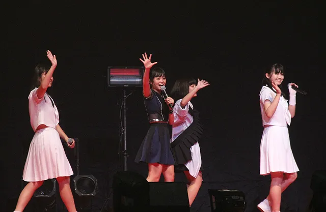 OnePixcel・鹿沼亜美(左から2人目)はステージを降りる際に「あっ、OnePixcelでしたー！」と、しっかりグループをアピール