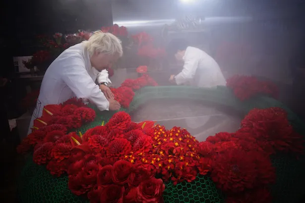 「GINZA SIX」の開業に合わせて、巨大な花のオブジェを製作