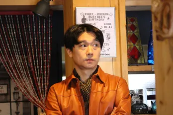 <向かいのアイツ>「レ・コケットリー」に“ギャップ”がすごい取材リポーターが訪問…謎の決めゼリフ「よろしです~」を連発