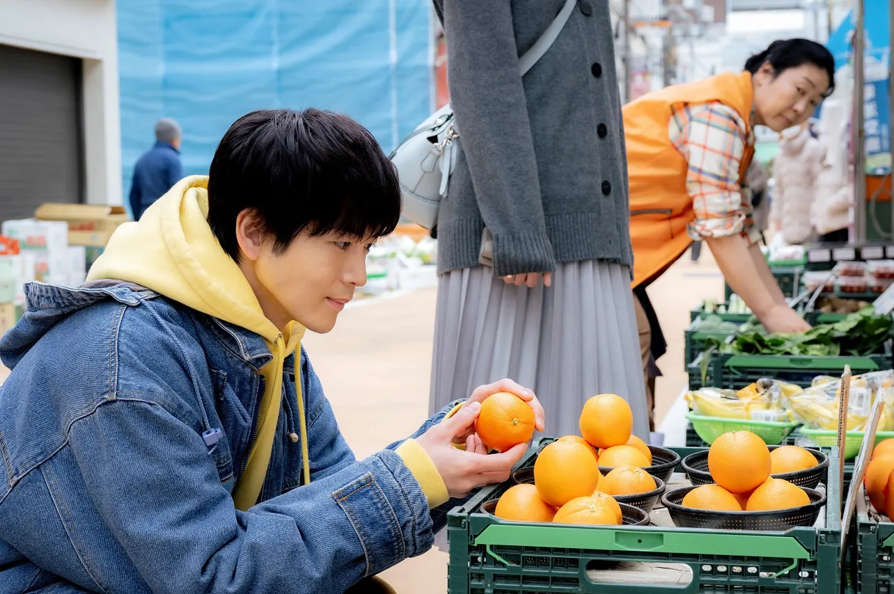  【写真】商店街でオレンジを手に取るコウタロウ(松下洸平)がいとおしい