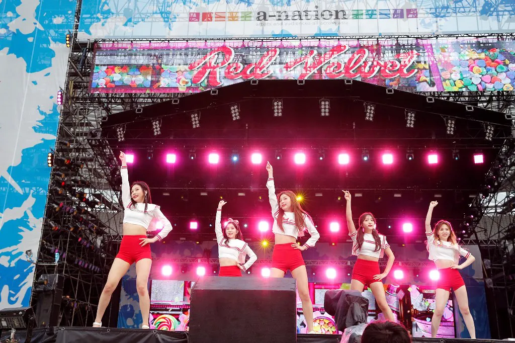 韓国のガールズグループ・Red Velvetは、5人の息がピッタリそろったダンスを披露
