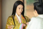 塩野瑛久“一条天皇”の前でははかなげな高畑充希“定子”　「光る君へ」第17回より