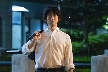 石原さとみ“奏”と亀梨和也“真樹”をじっと見つめる安藤政信“貴志”…不穏な展開に「新たな悲劇が始まる?」の声<Destiny>