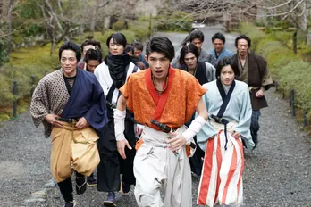 壬生浪士組の隊士となった奥智哉“丘十郎”は、父の敵である上野凱“庄内”と町で相まみえる<君とゆきて咲く>