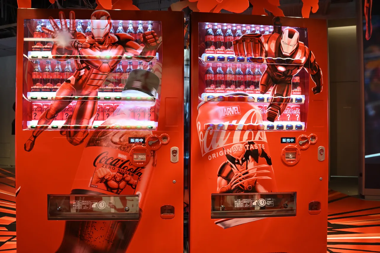【写真】アイアンマンらがデザインされたここにしかない「コカ・コーラ×マーベル」のスペシャル自動販売機