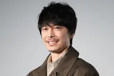 長谷川博己の背中に「伝わるかっこよさ」の声 近藤華&ゴールデンレトリバーとのオフショット<アンチヒーロー>