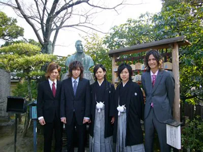 京都・壬生寺でメンバーの新成人を祝った新選組リアン。写真左より森公平、國定拓弥、榊原徹士、関義哉、山口純