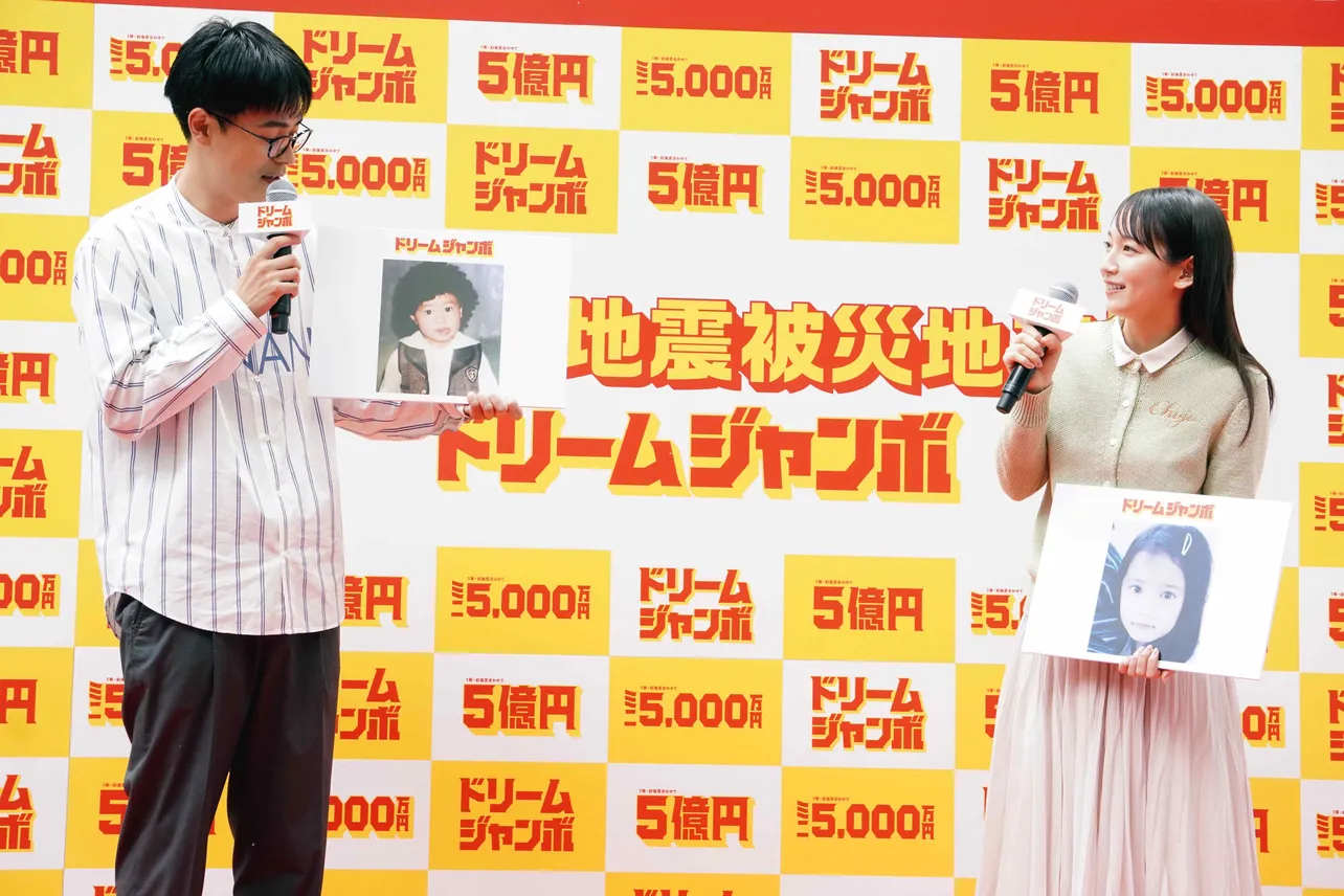 【写真】幼少期の写真を自画自賛し合う成田凌と吉岡里帆(写真左から)