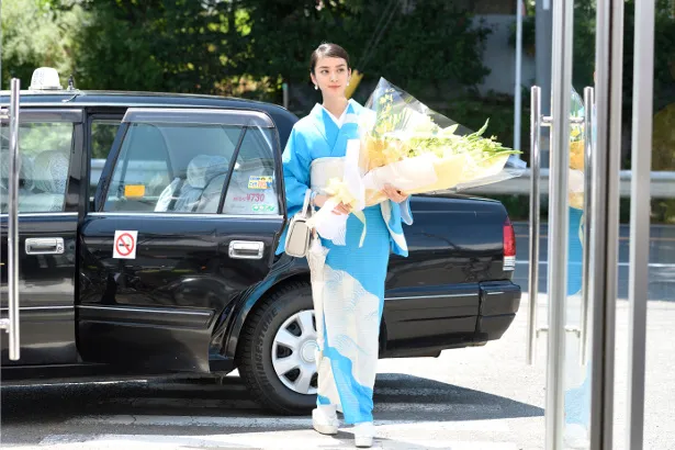 鮮やかな水色の着物と黄色い花束のコントラストが華やかで元子演じる武井にピッタリ