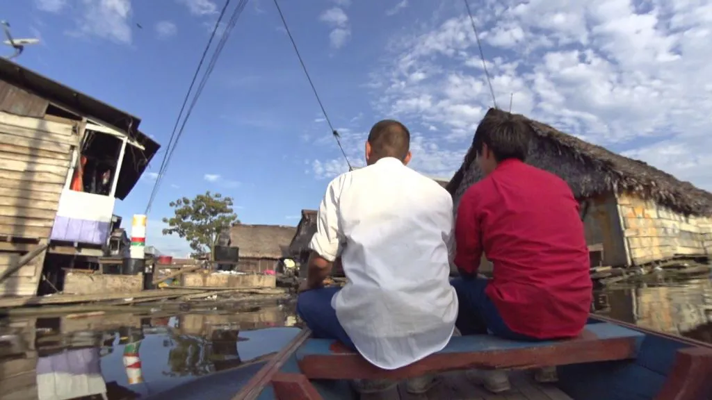 U字工事はペルー北東部の街・イキトスの川沿いにある集落を訪れる