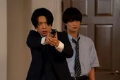 【写真】銃を持つ増田貴久“那月”と、制服姿の浮所飛貴“夕也”