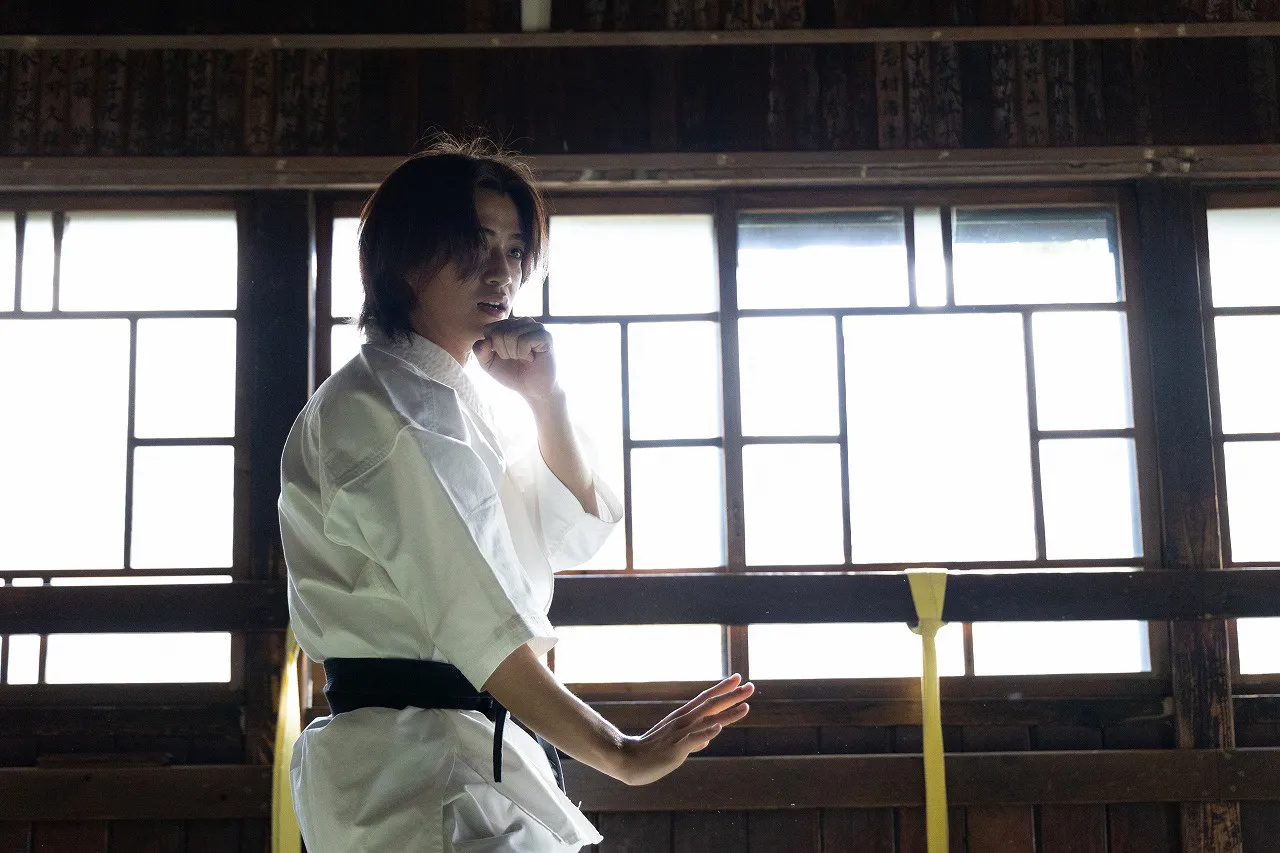 【写真】クールな表情で中国拳法を披露する高橋海人“秋久”
