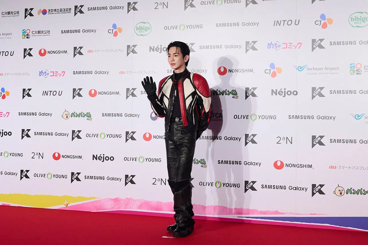「KCON JAPAN 2024」のレッドカーペットに登場したKEY