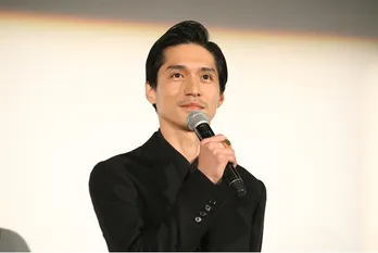 スーツ姿の錦戸亮、橋の上でたそがれる切ないオフショットに「後ろ姿までイケメン」「大好きな背中」と反響<Re:リベンジ>