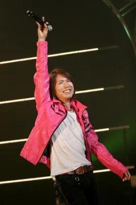 ピンクのジャケットを着こなし、「full count」「優しい風」などを歌い上げた神谷浩史