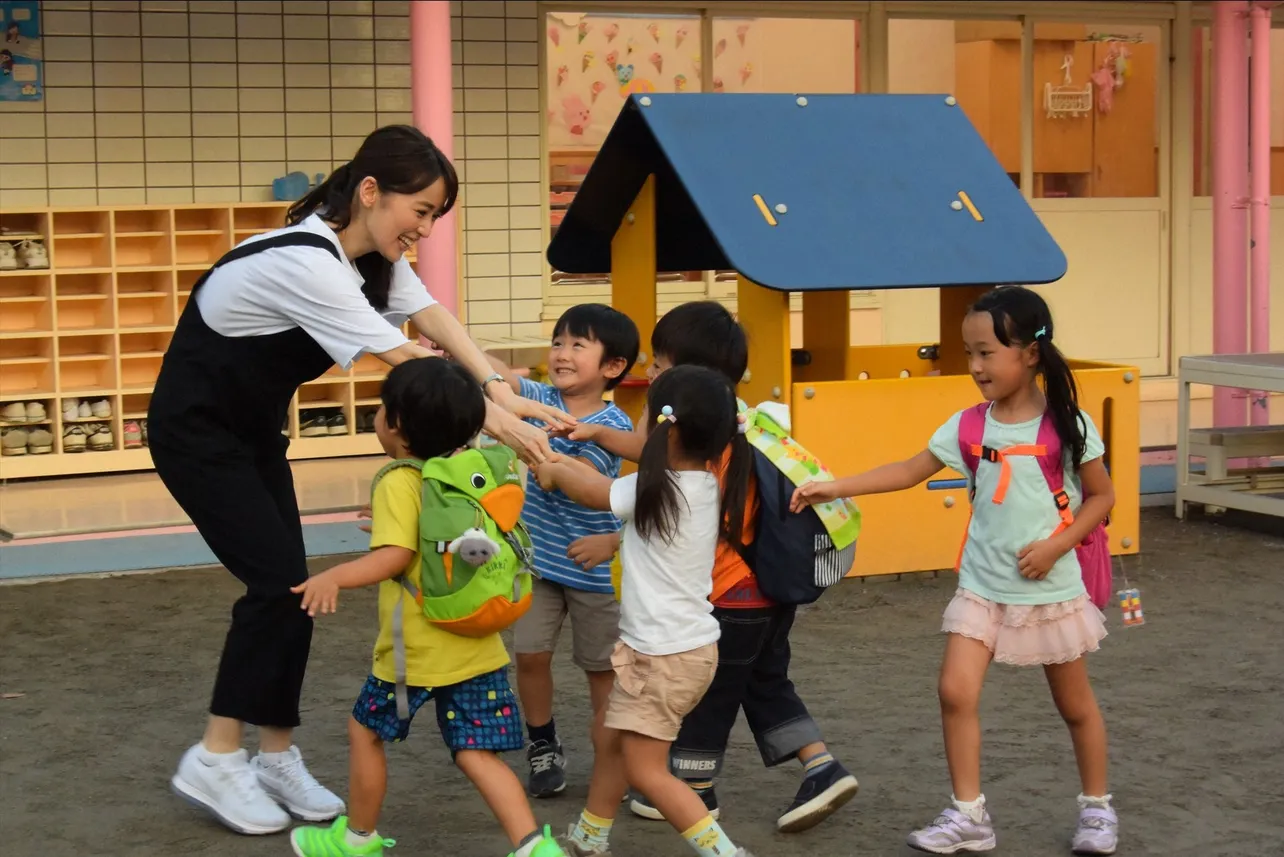 【写真を見る】美女刺客・俊子(泉里香)が登場！麗音(川原瑛都)もメロメロに!?