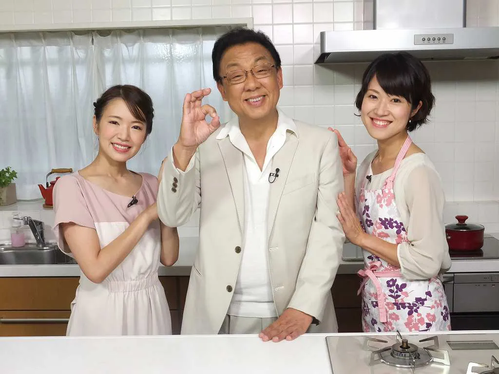 ウナギのアイデアレシピに挑戦する内山絵里加SBSアナウンサー、梅沢富美男、料理研究家・柴田真希(左から)