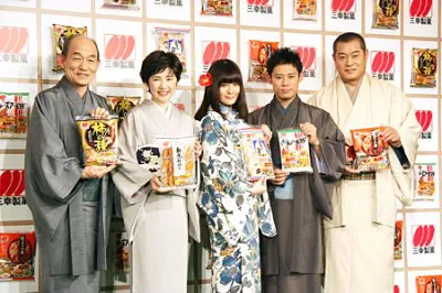 新CMで“おせんべい一家”を演じる笹野高史、田中好子、貫地谷しほり、伊藤淳史、松平健（左から）