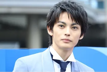 神尾楓珠“朝日”、学ラン×ドアップの“彼女目線風”ショットに「同級生だったら好きになってる」と反響<くる恋>