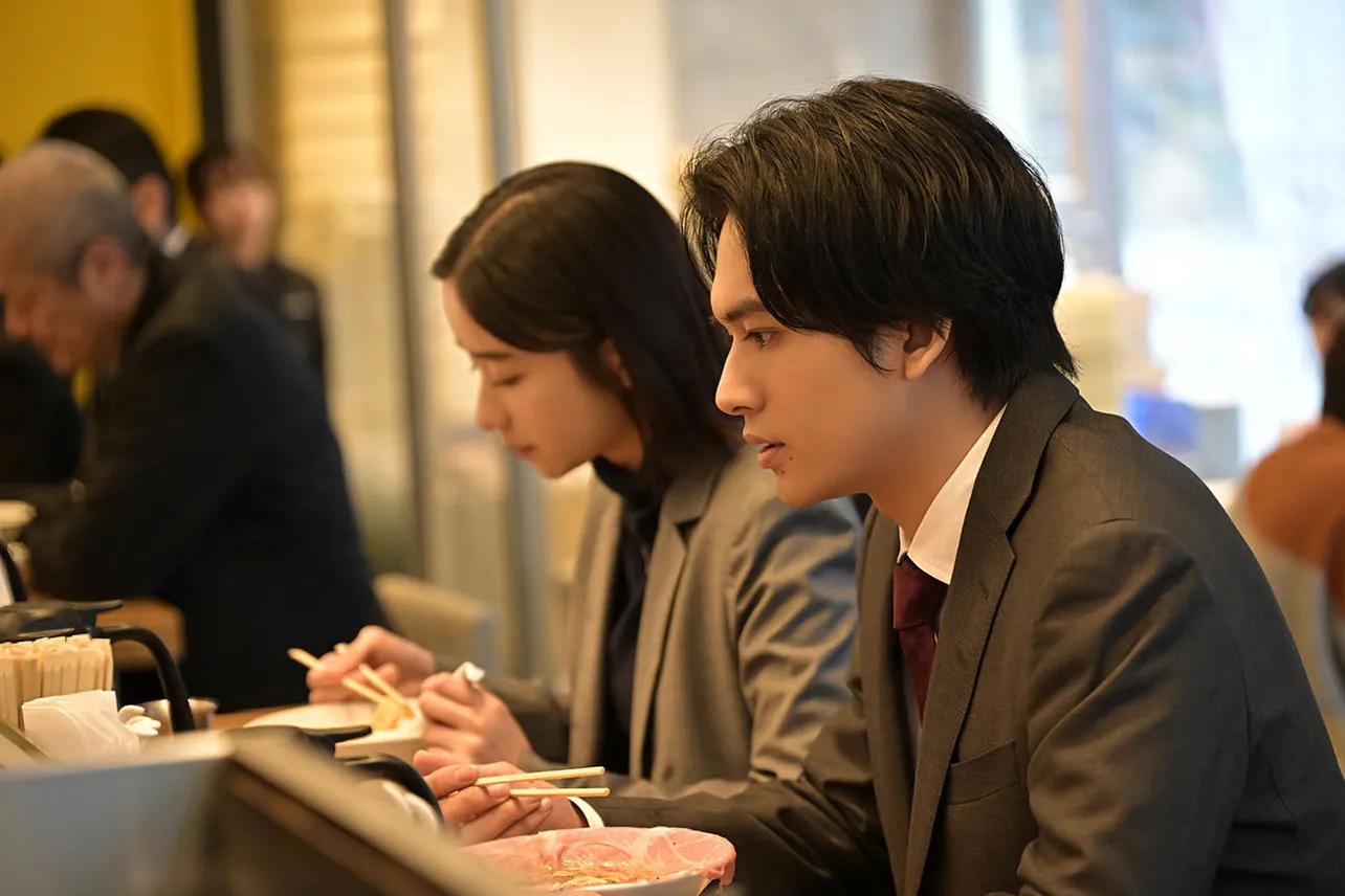 【写真】北村匠海“赤峰”とラーメンを食べる堀田真由“紫ノ宮”