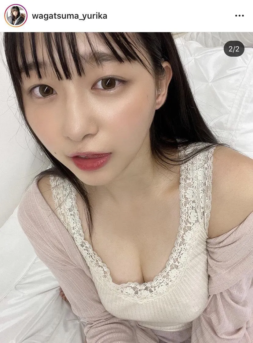 我妻ゆりか、ふんわり美乳のぞくキャミソールショット