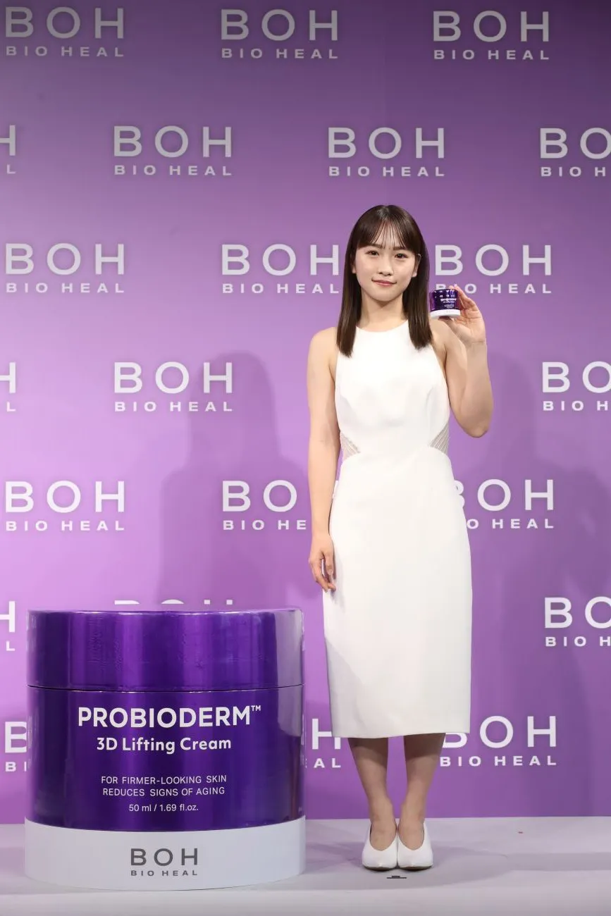 「BIOHEAL BOH」のパッケージを模したBIGクッションとの“ツーショット”を披露した川栄李奈