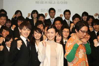 就職活動中の学生と共に撮影に臨んだウエンツ瑛士、長谷川京子、生瀬勝久（写真左より）