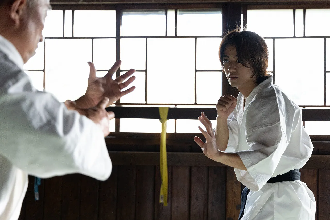 【写真】真剣な表情で中国拳法を習う高橋海人“秋久”