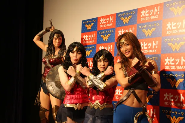 “ワンダーウーマン”のコスプレで登場した尼神インターの誠子、渚とAYA(写真左から)