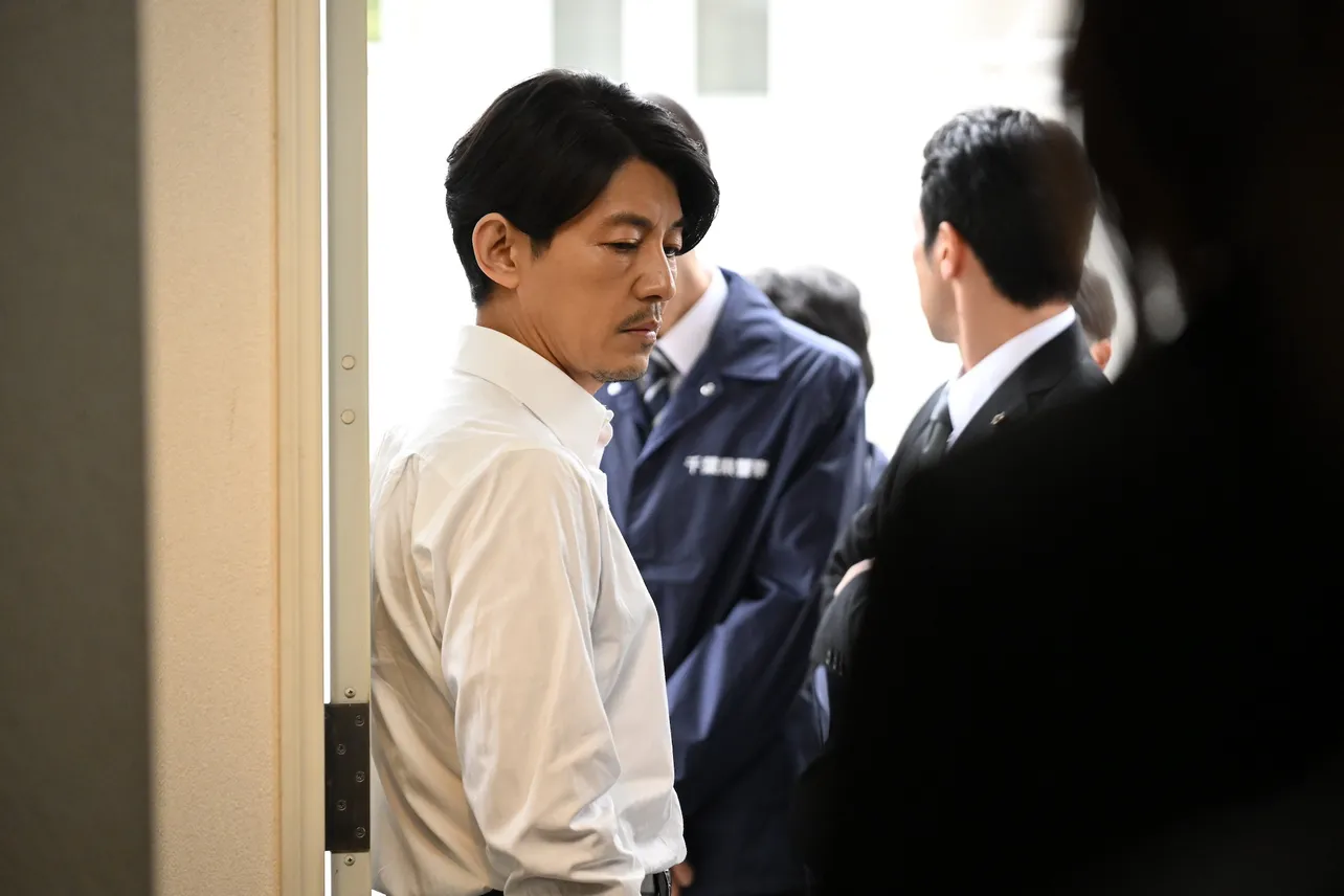 刑事部長の倉田(藤木直人)は国家公務員法違反で逮捕されてしまう