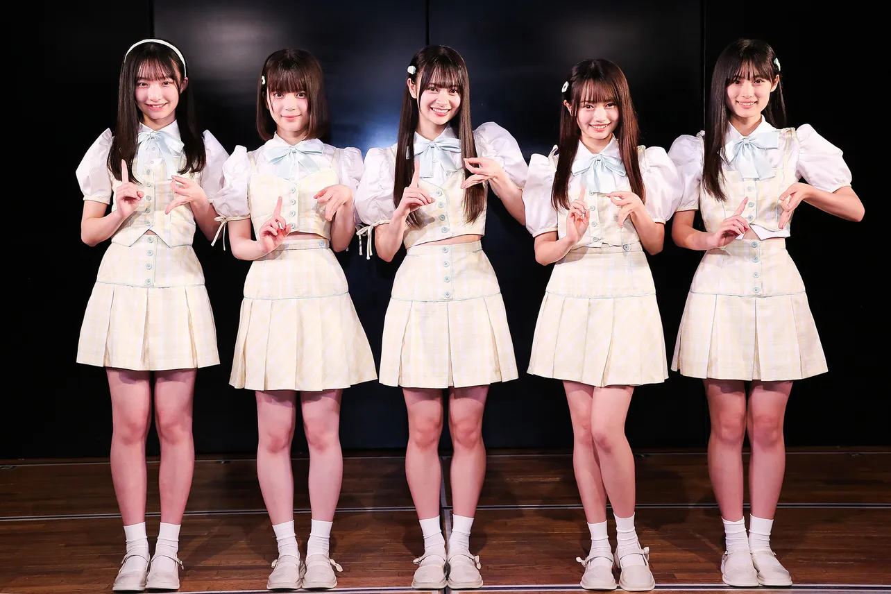 AKB48 19期研究生の白鳥沙怜、川村結衣、伊藤百花、花田藍衣、奥本カイリ