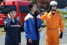 本田翼“灯”の生きている最後の姿を見たという橋本じゅん“沢渡”が、SDM警察班統括責任者として配属されてくる＜ブルーモーメント＞