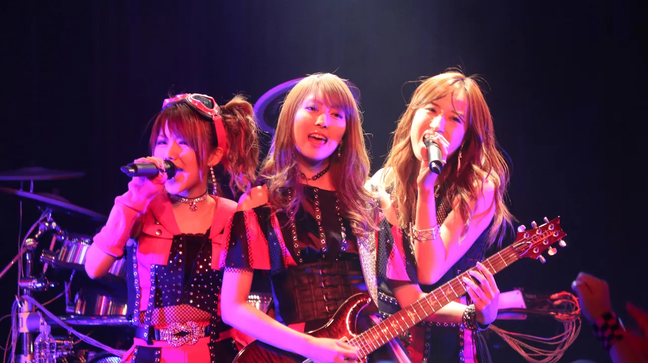 【写真を見る】LoVendoЯは、田中れいな(左)と岡田万里奈(右)のツインボーカル、ギターの宮澤茉凛(中)の3人組。ライブではサポートメンバーを加えてバンドサウンドを届ける