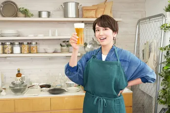 ヒコロヒーや宮本亞門を招いて和田明日香がゆったり宅飲み “虚無のたこ焼き”も生まれた「和田明日香とゆる宅飲み」シーズン2