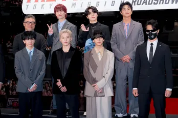 JO1＆FANTASTICS、レッドカーペットを疾走　ハンター乱入で大盛り上がり＜逃走中 THE MOVIE＞