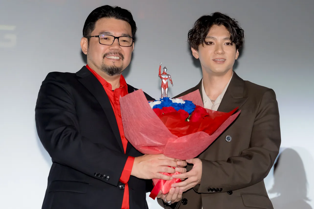 【写真】山田裕貴、ジョン・アオシマ共同監督に花束をプレゼント