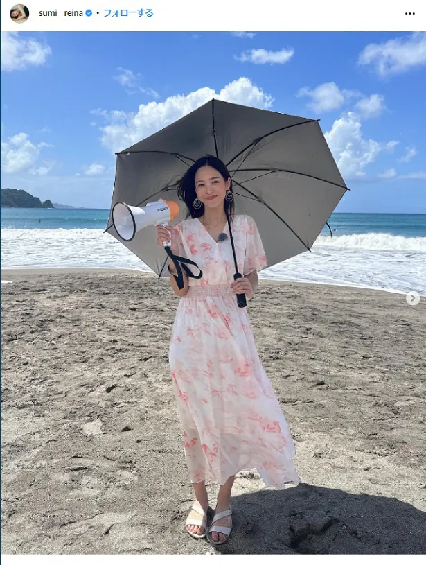 鷲見玲奈、ピンクのワンピース姿の番組オフショット 砂浜に立つ姿にファンから「女神」の声