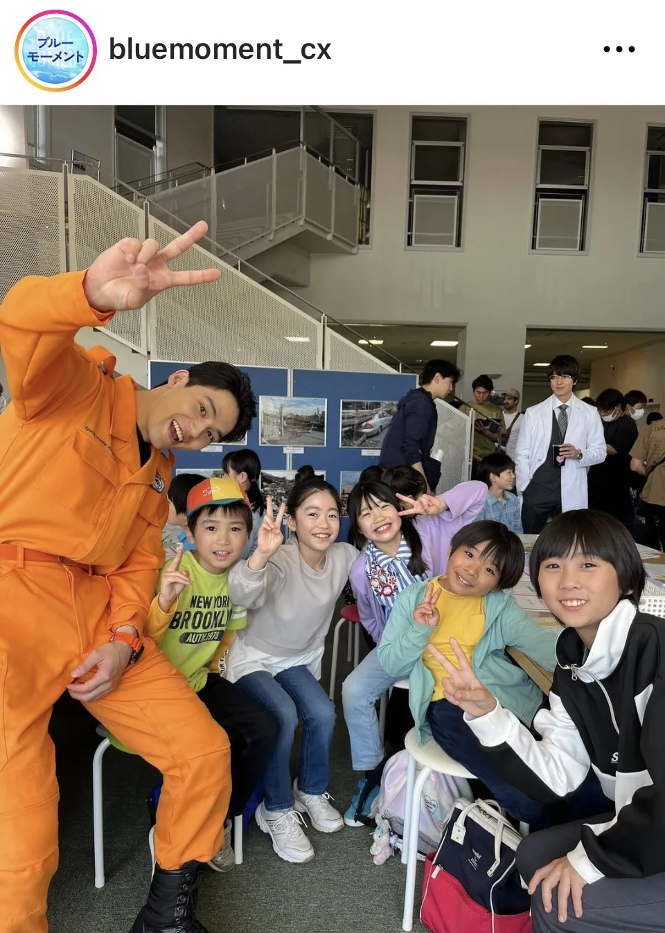【写真】山下智久、子ども達と写真を撮る水上恒司を後から優しく見守る姿にほっこり