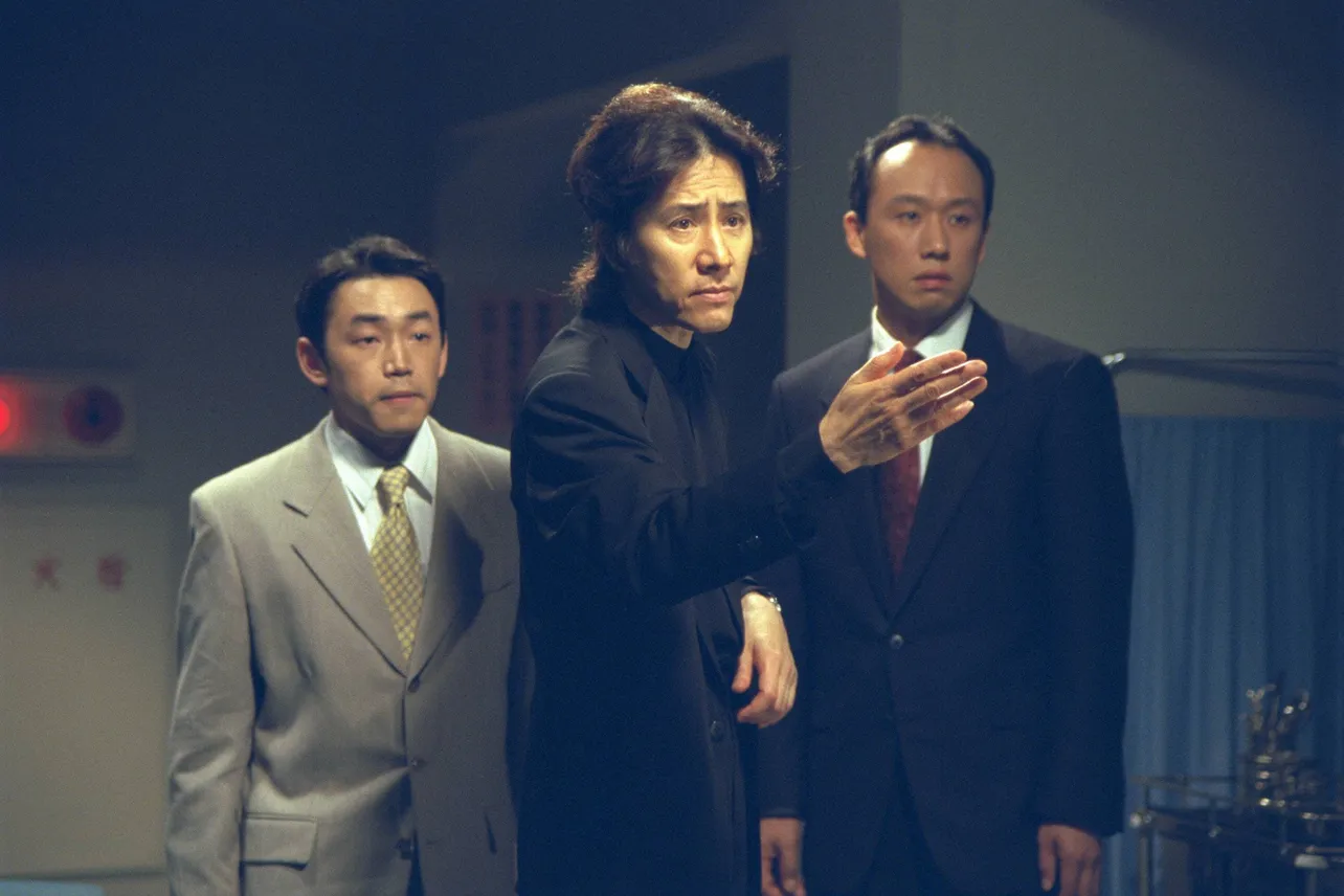「古畑任三郎　第3シリーズ」(左から)石井正則、田村正和、西村まさ彦