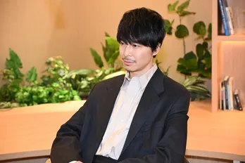 長谷川博己“明墨”が引き受けた情報漏えい事件の弁護が12年前の事件の重要人物につながった＜アンチヒーロー＞