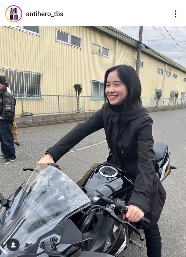 大きいバイクにまたがる堀田真由、笑顔とのギャップに萌える…