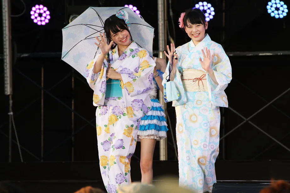 「美浜海遊祭2017 SKE48 SPECIAL LIVE SHOW」で行われた浴衣ショーに登場した佐藤佳穂(左)と渥美彩羽(右)