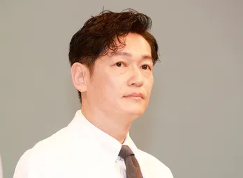 「ダークな表情にドキッ」植物に囲まれた井浦新“大迫”のシュールな姿に「いい人だと信じてます」と反響＜アンメット＞