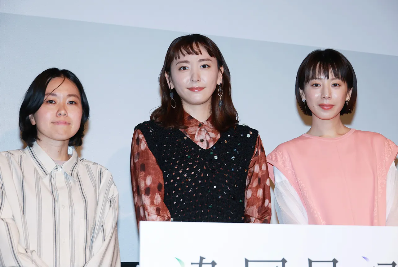 イベントに登場した瀬田なつき監督、新垣結衣、夏帆(写真左から)